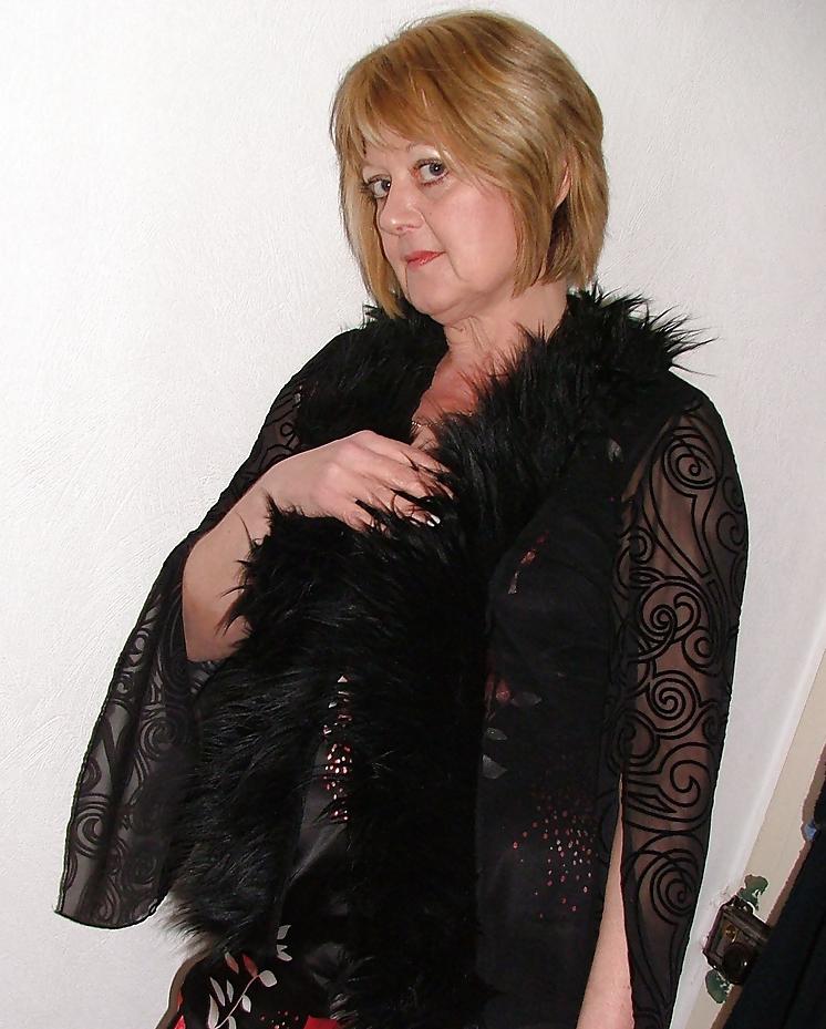 25P British mature model Dee