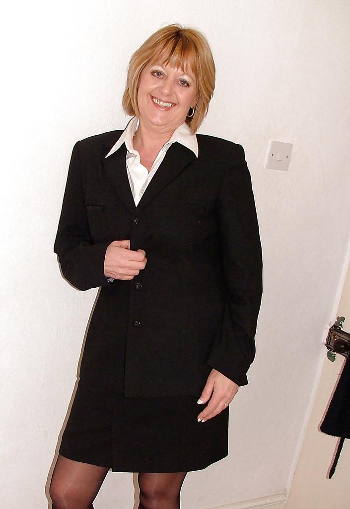 25P British mature model Dee