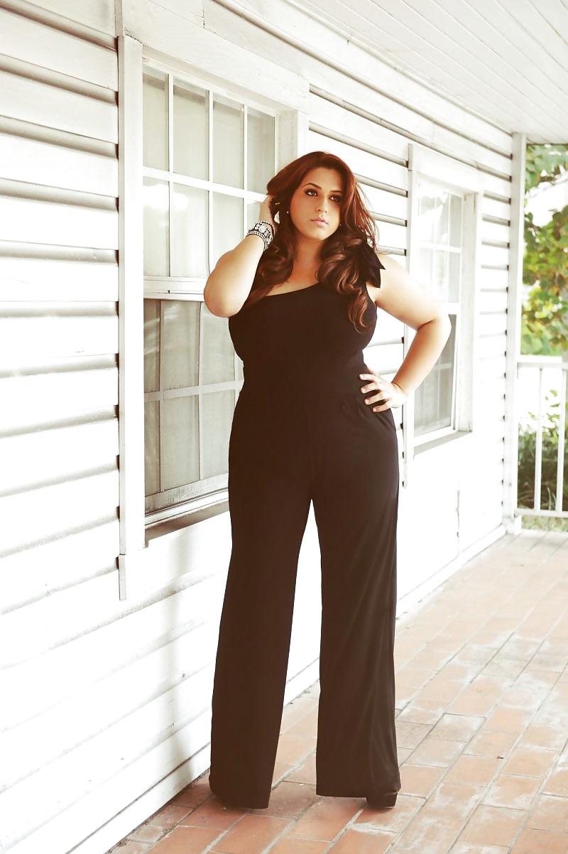 25P Curvy Beauties 101 Clothed Edition