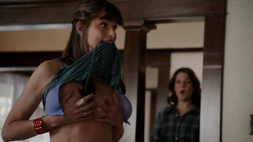 7P Amanda Peet Topless