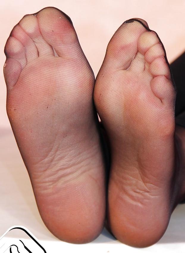 25P HQ Gallery Girls Feet With Sexy Stockings