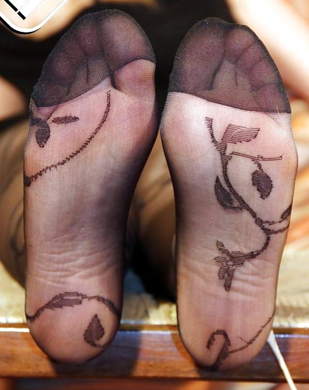 25P HQ Gallery Girls Feet With Sexy Stockings