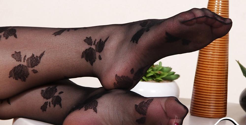 25P HQ Gallery Girls Feet With Sexy Stockings