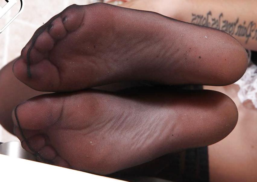 25P HQ Gallery Girls Feet With Sexy Stockings
