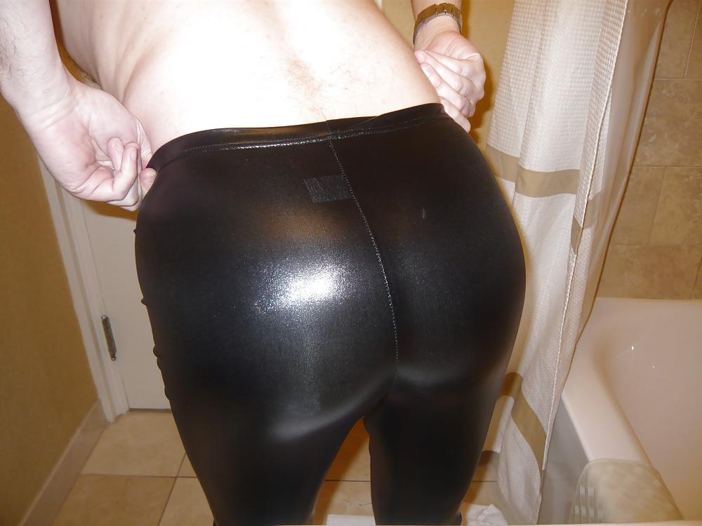 20P Posing in PVC Wetlook Leggings 2