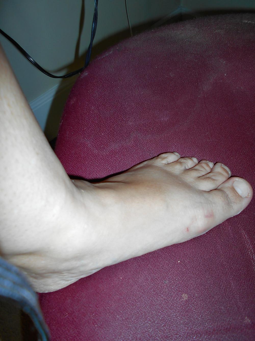 25P Wife feet and toes