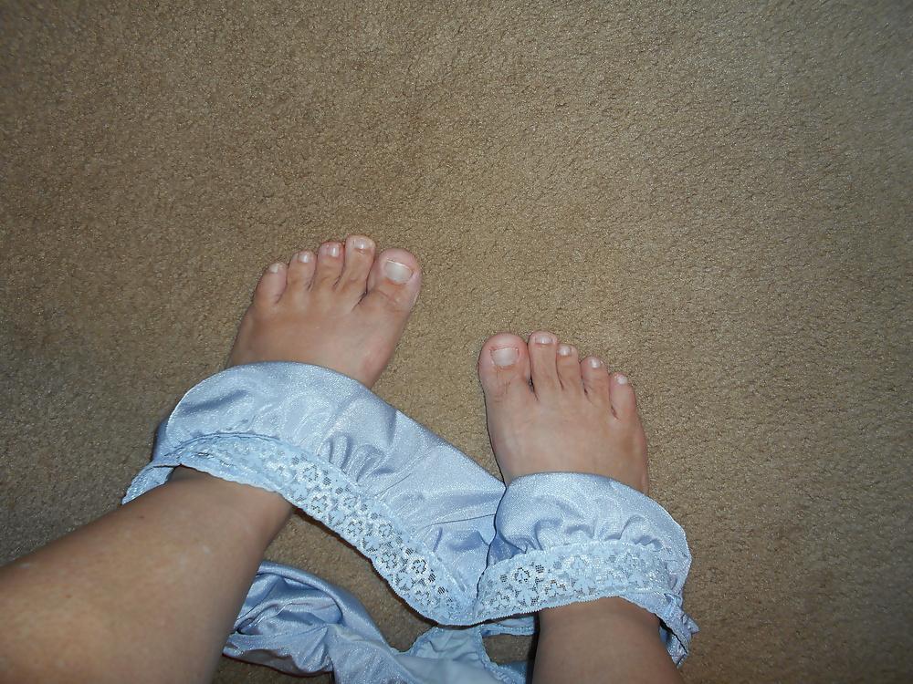 25P Wife feet and toes