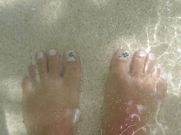 16P Chunky latina & her feet