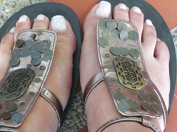 16P Chunky latina & her feet