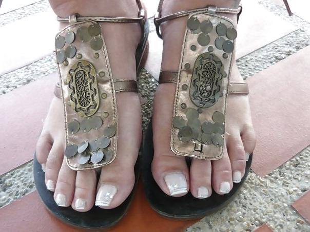 16P Chunky latina & her feet