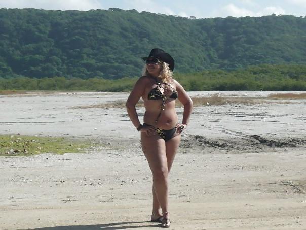 16P Chunky latina & her feet