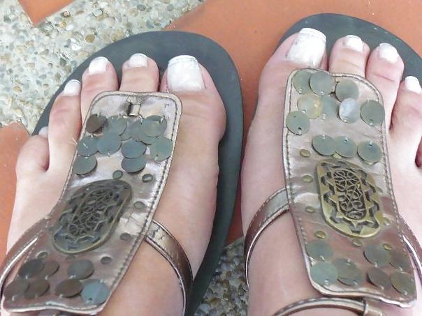 16P Chunky latina & her feet