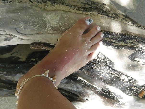 16P Chunky latina & her feet