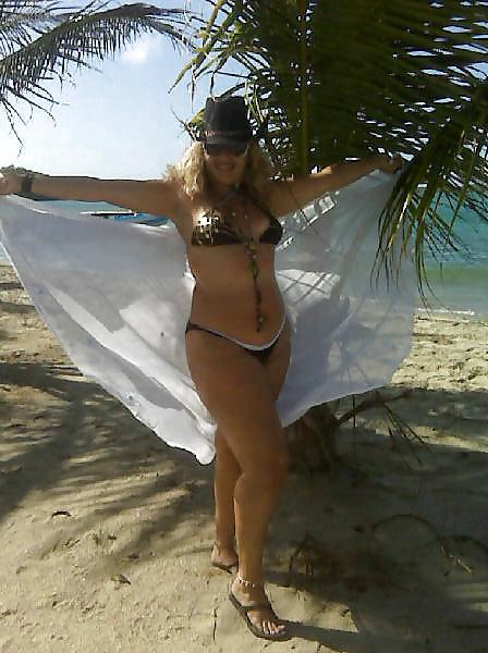 16P Chunky latina & her feet