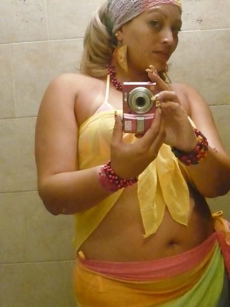 16P Chunky latina & her feet