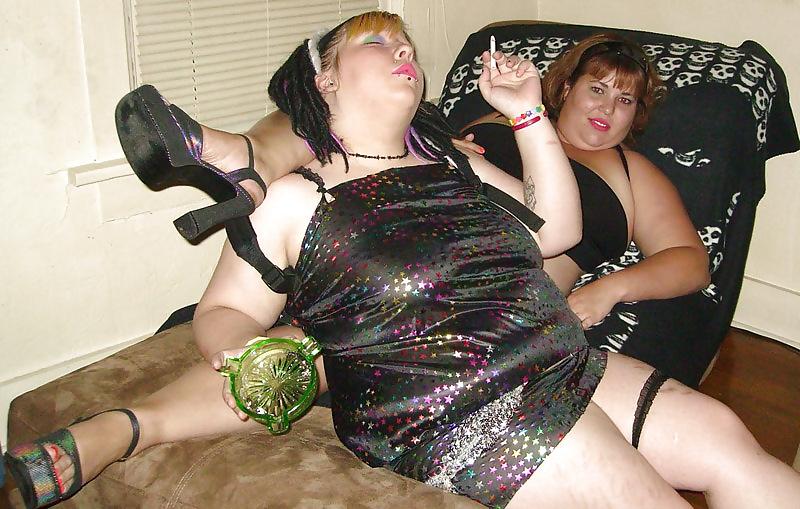 20P Chubby sluts playing & smoking