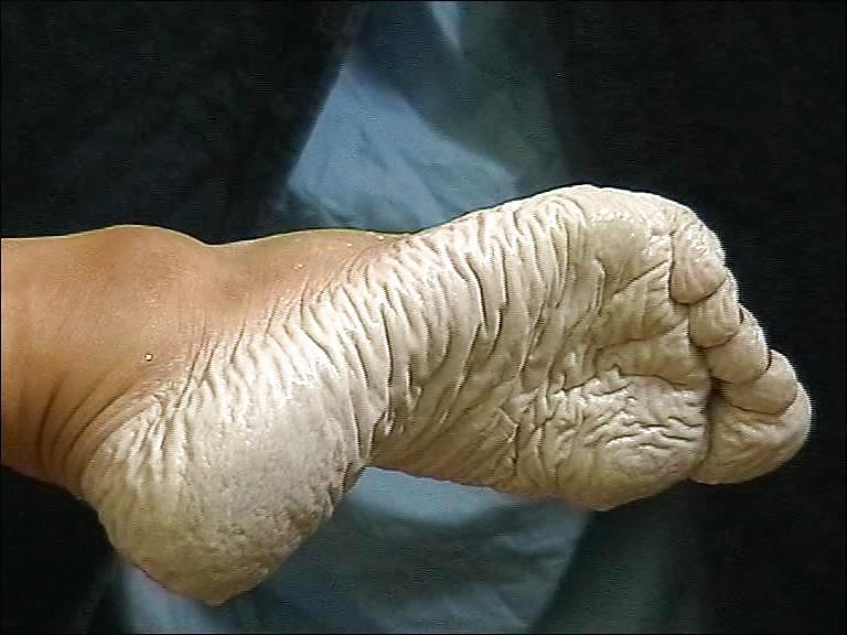 21P Bianca's wet wrinkled feet 