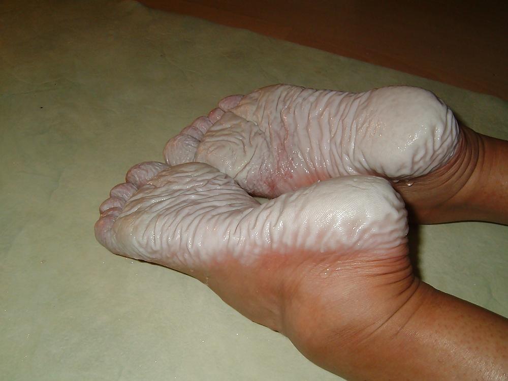 21P Bianca's wet wrinkled feet 