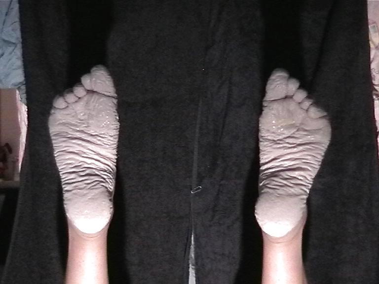 21P Bianca's wet wrinkled feet 