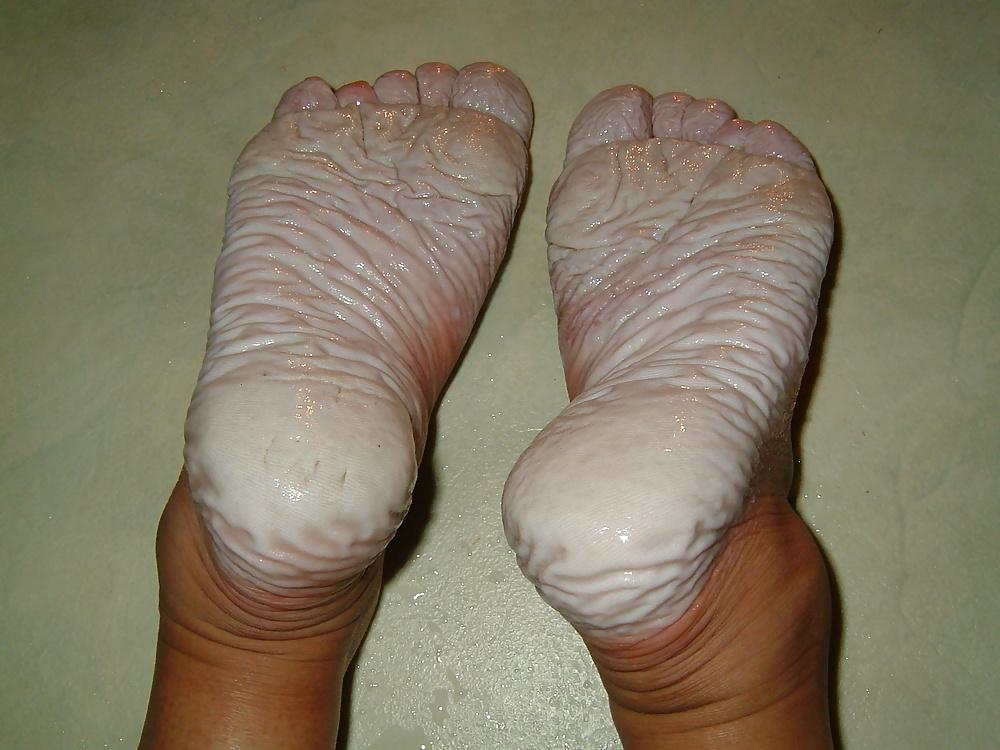 21P Bianca's wet wrinkled feet 