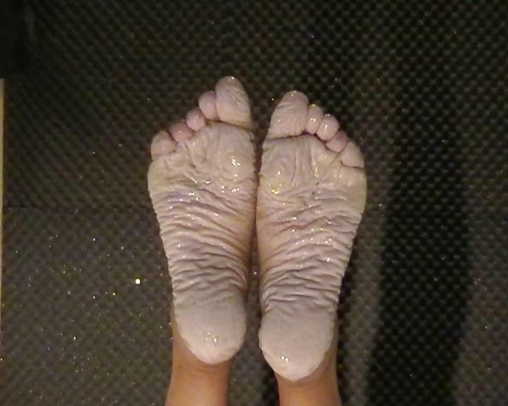 21P Bianca's wet wrinkled feet 