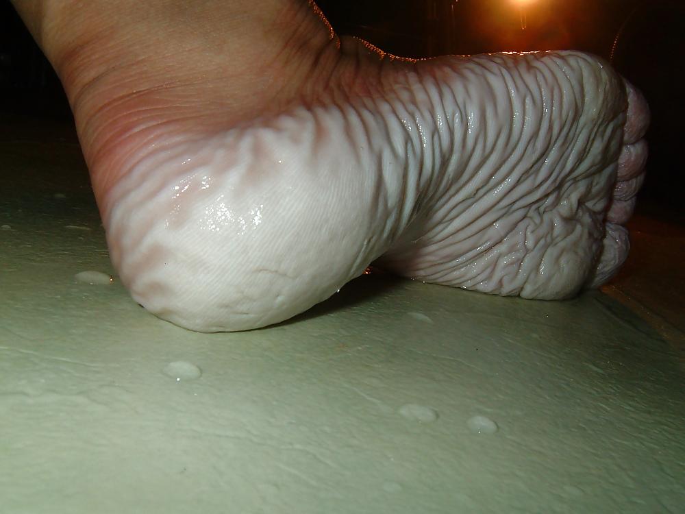 21P Bianca's wet wrinkled feet 