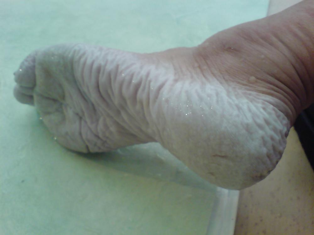 21P Bianca's wet wrinkled feet 