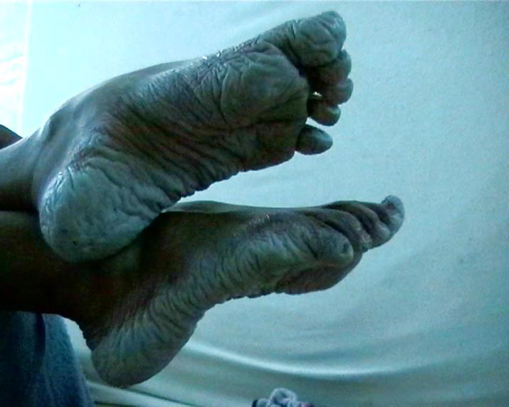 21P Bianca's wet wrinkled feet 