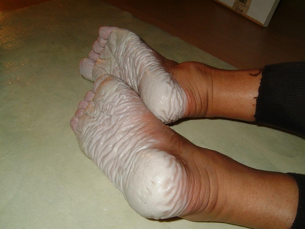 21P Bianca's wet wrinkled feet 