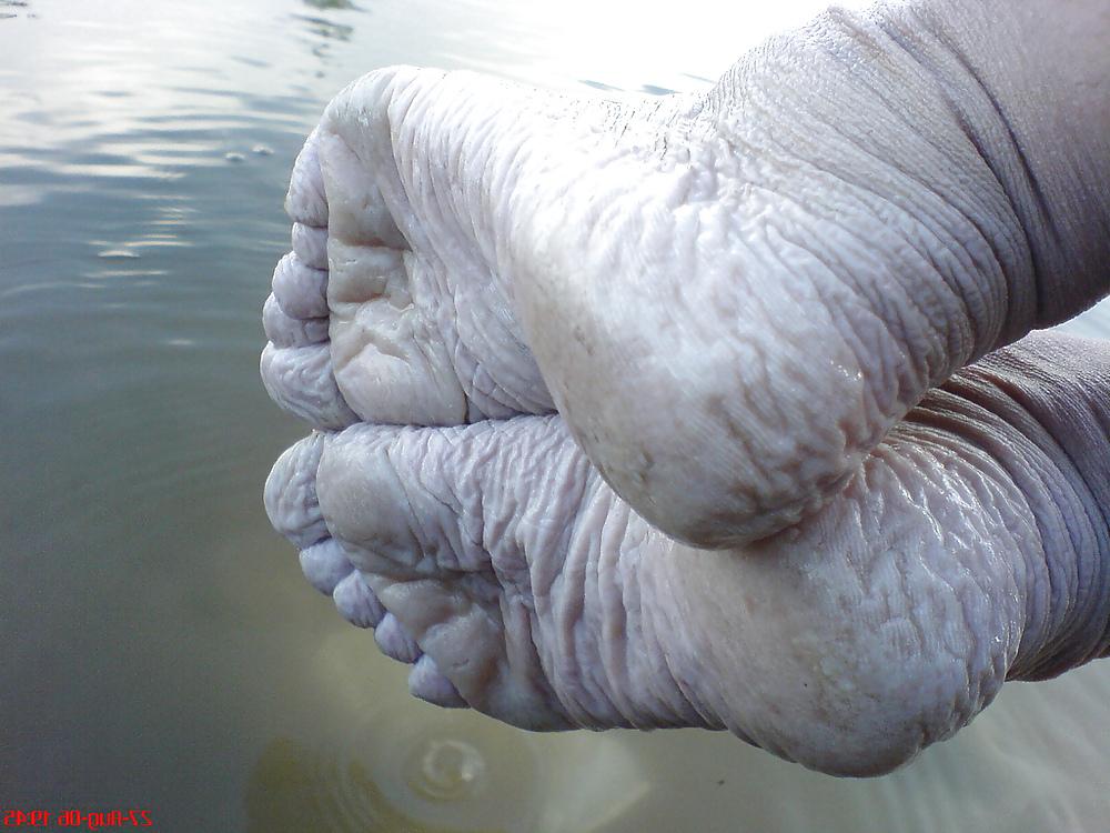 21P Bianca's wet wrinkled feet 