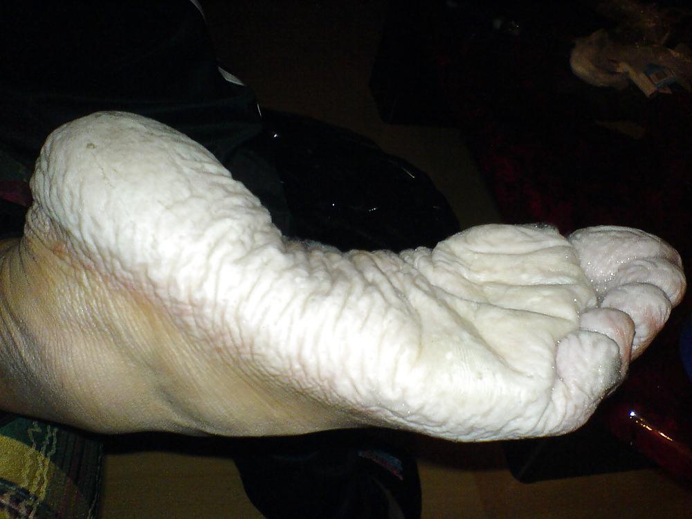 21P Bianca's wet wrinkled feet 