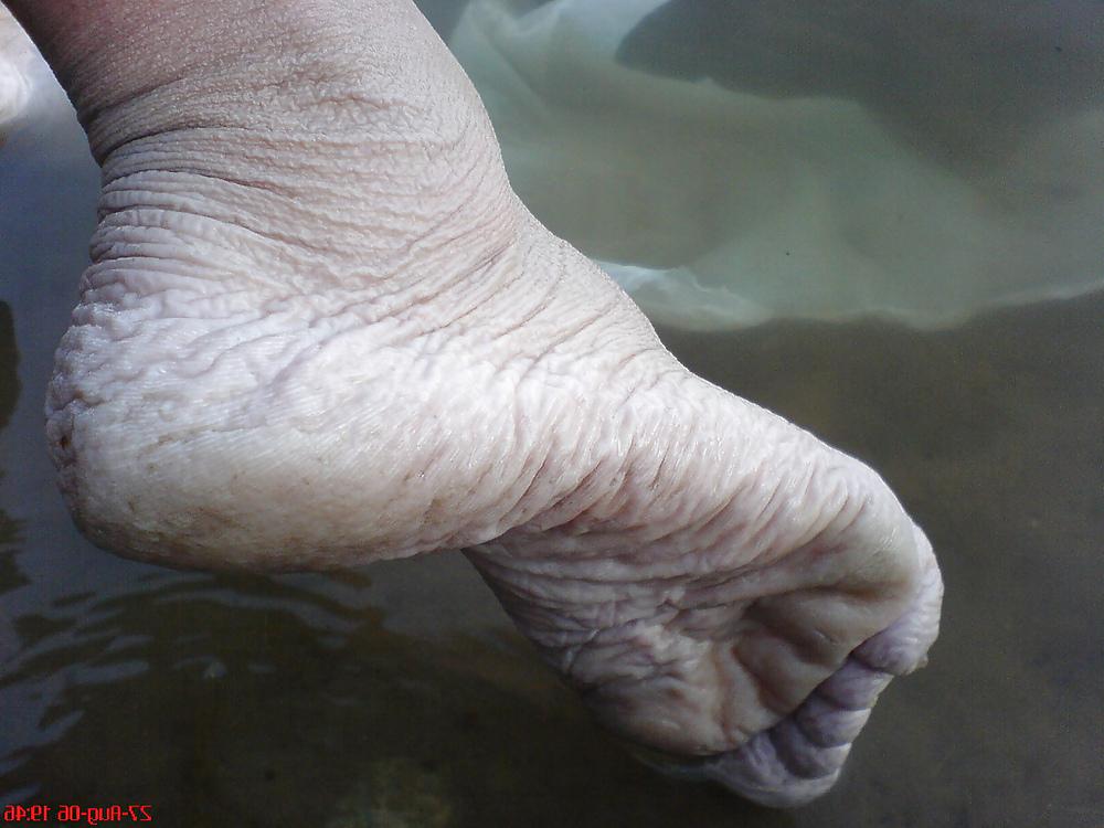21P Bianca's wet wrinkled feet 