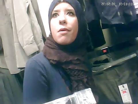 18P Big boobs arab  bitch in the mall