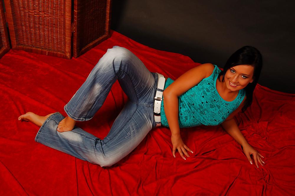 23P Bare feet and jeans