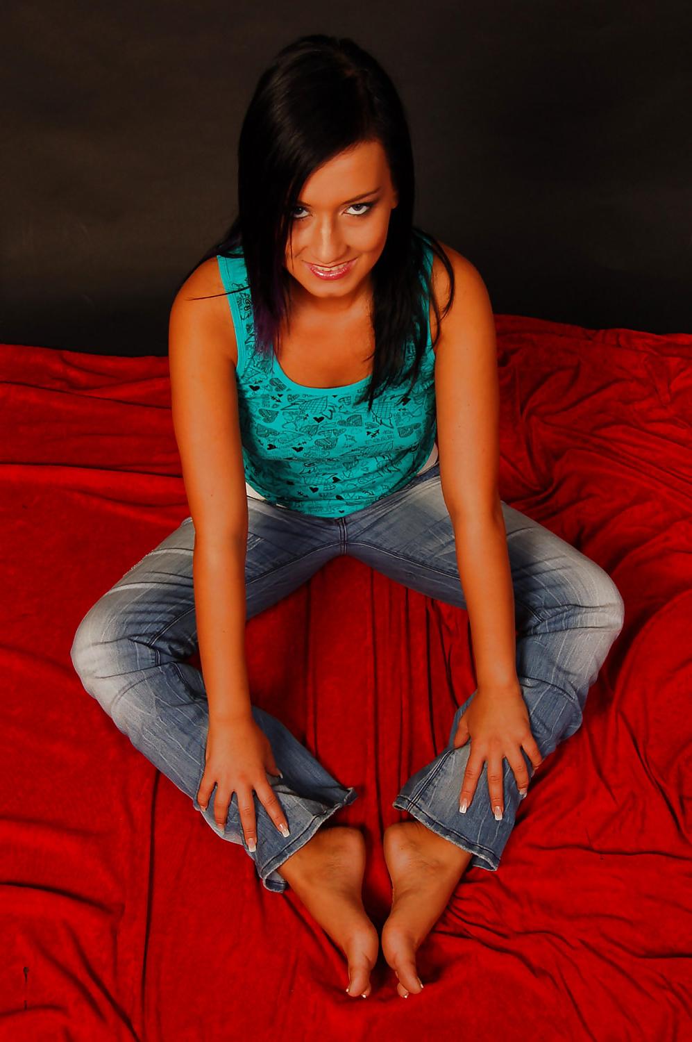 23P Bare feet and jeans