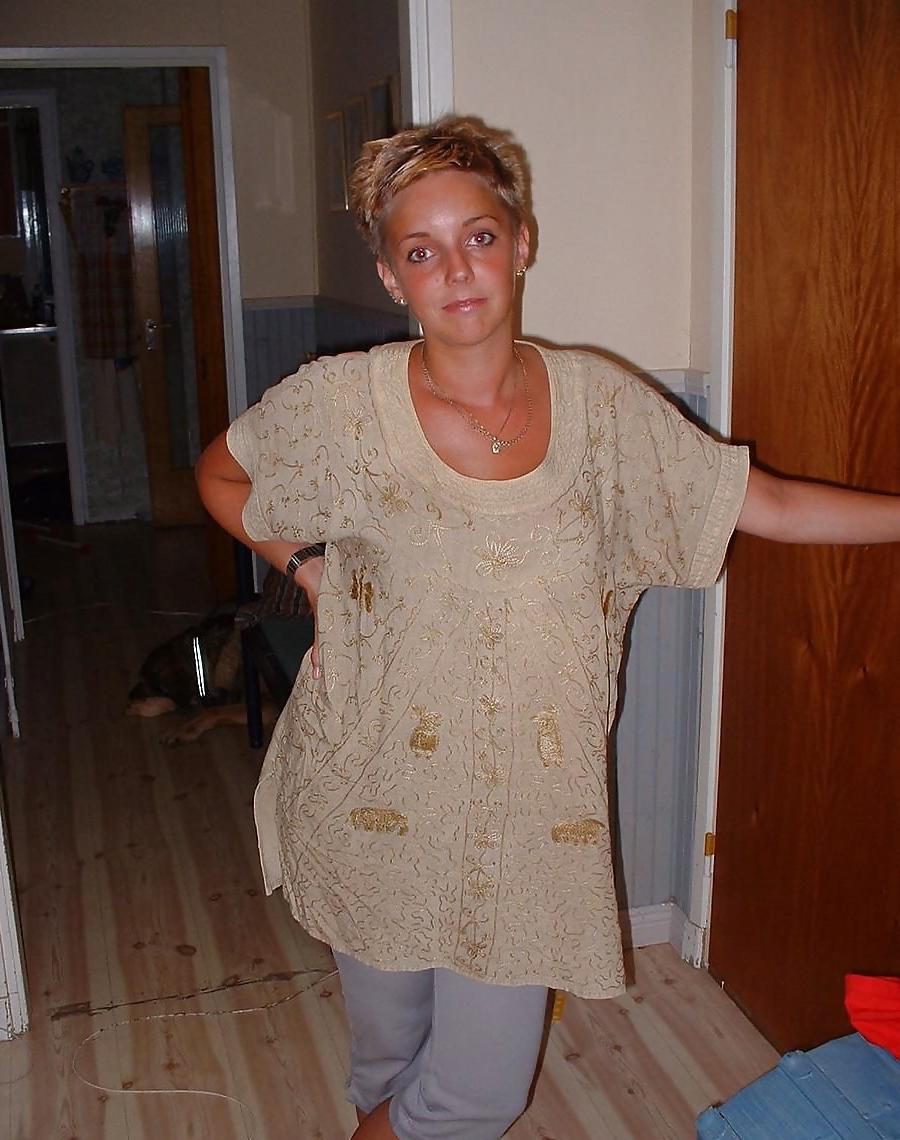24P Chubby Wife with short Hair,masturabtes with a Dildo