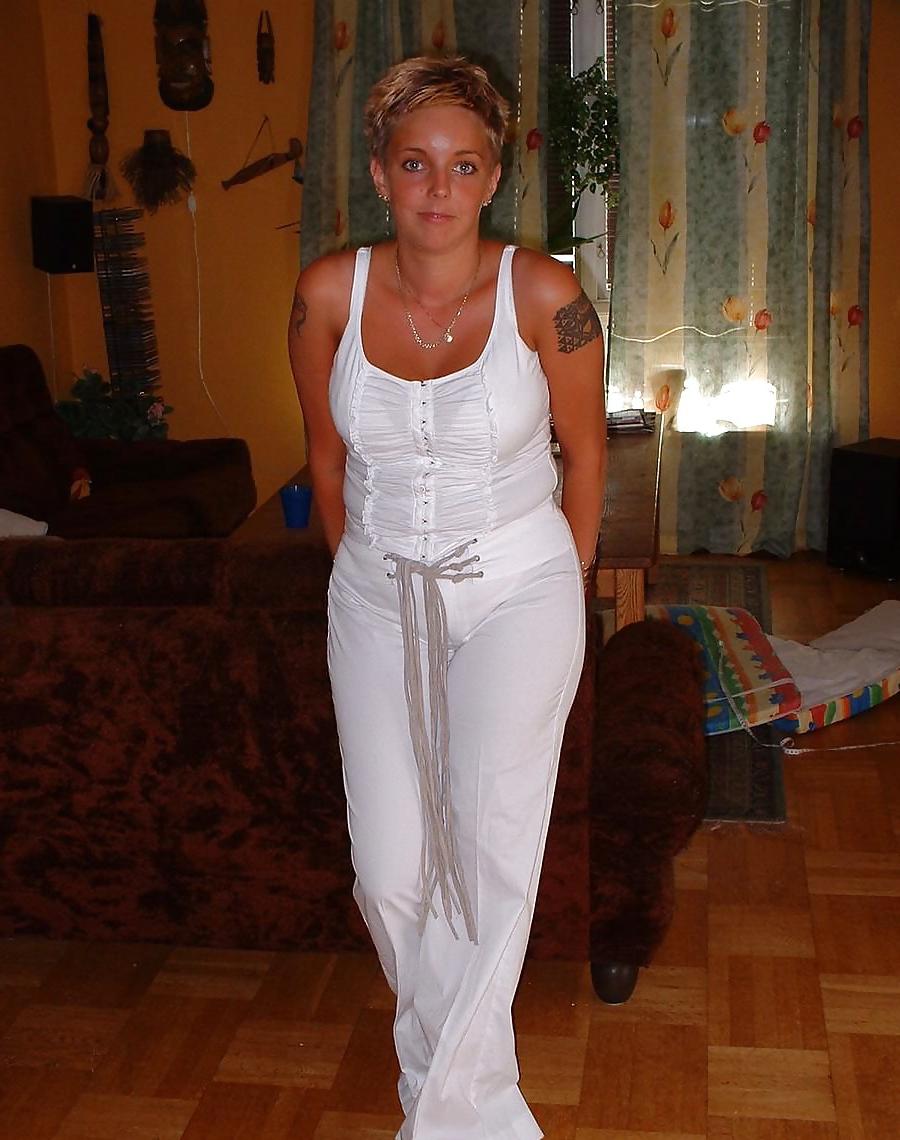 24P Chubby Wife with short Hair,masturabtes with a Dildo