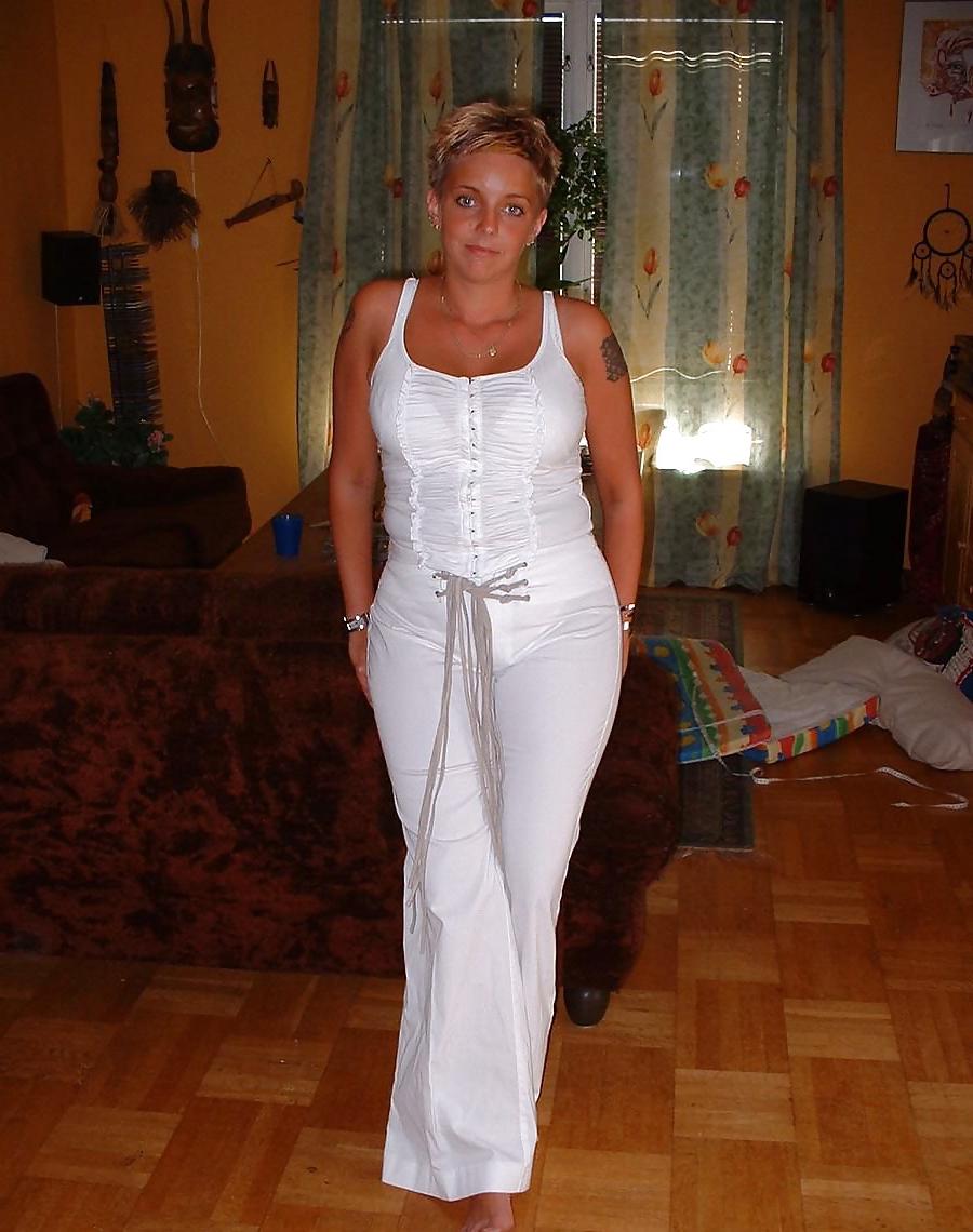24P Chubby Wife with short Hair,masturabtes with a Dildo