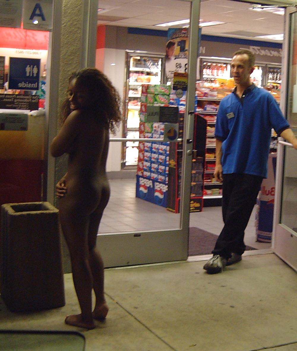25P NUDE IN PUBLIC - Andrea