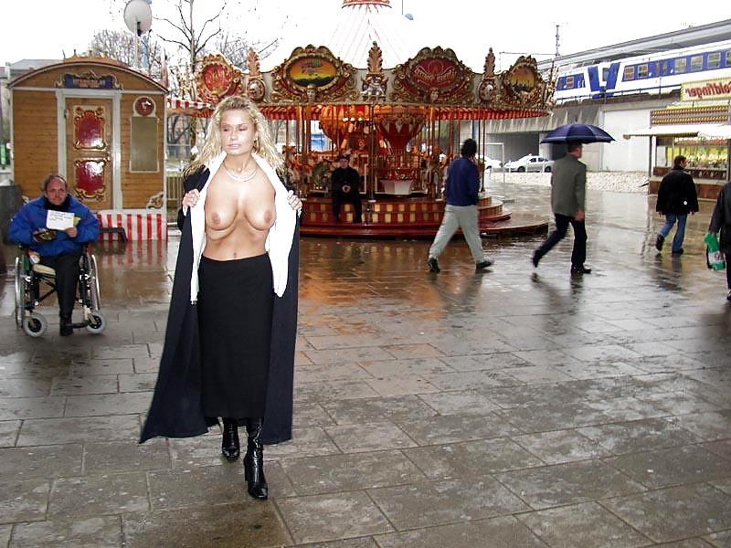 25P NUDE IN PUBLIC - Vikki
