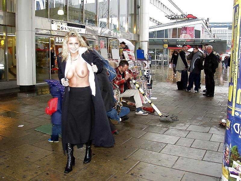 25P NUDE IN PUBLIC - Vikki
