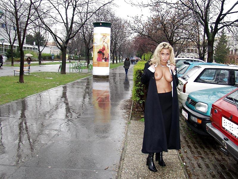 25P NUDE IN PUBLIC - Vikki