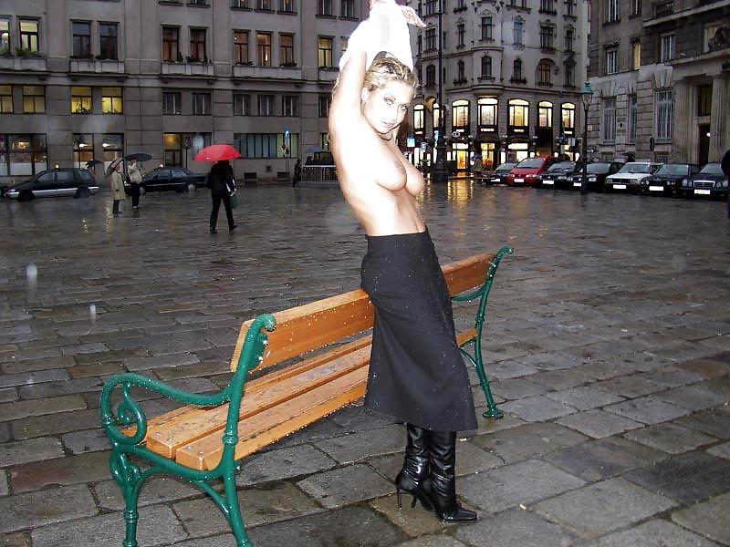 25P NUDE IN PUBLIC - Vikki