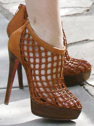 25P Jennifer love hewitt legs & feet