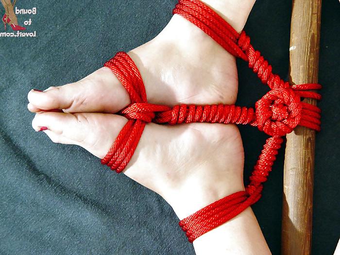 25P Tied feet