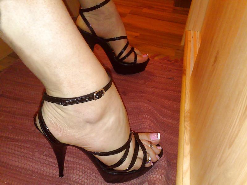 12P The sexi toes :)