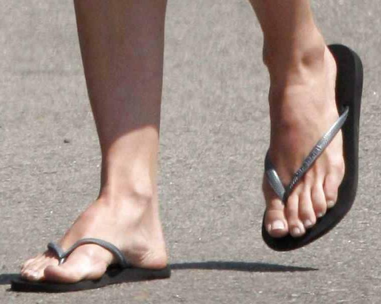 25P Jessica biel legs & feet