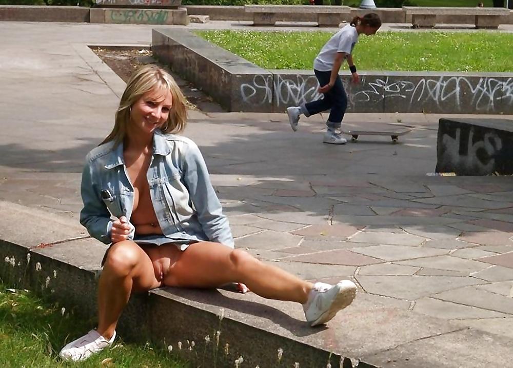 19P Naked in Public #085