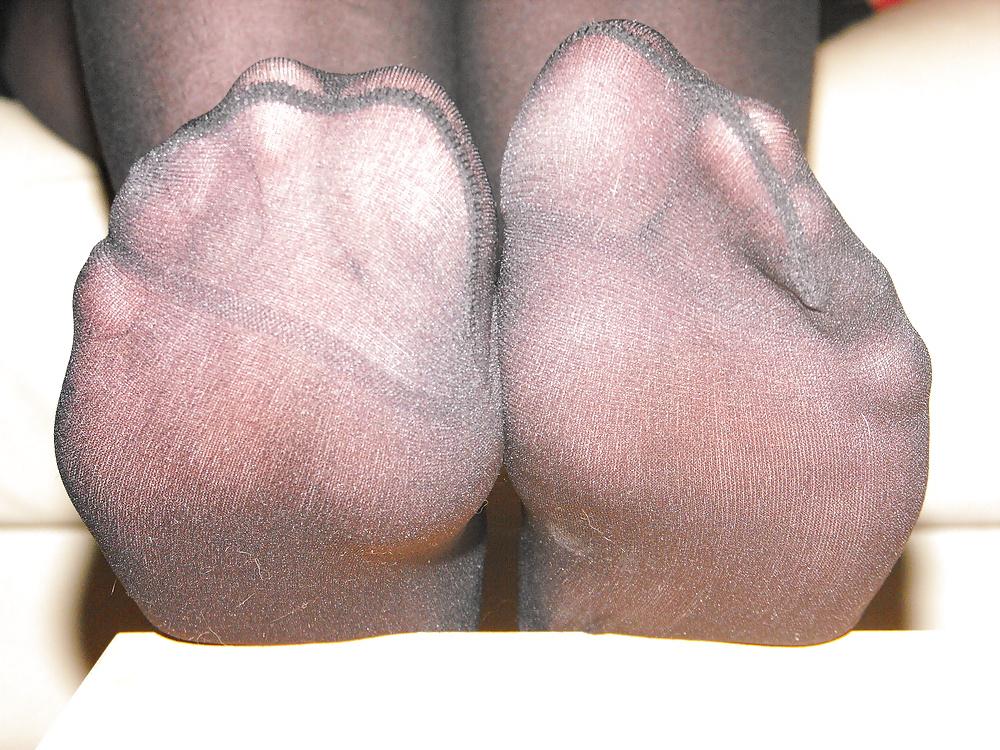 19P Girlfriends sexy nylon feet