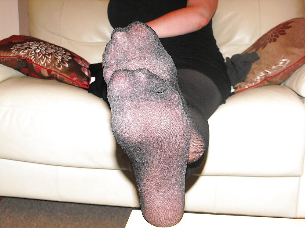 19P Girlfriends sexy nylon feet